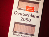 Das Buch "Deutschland 2050 - Wie der Klimawandel unser Leben verändern wird" von Toralf Staud und Nick Reimer