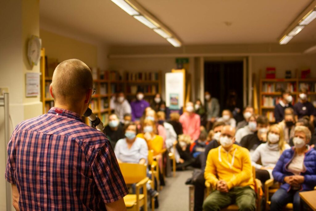 Ahne von hinten vor dem Publikum